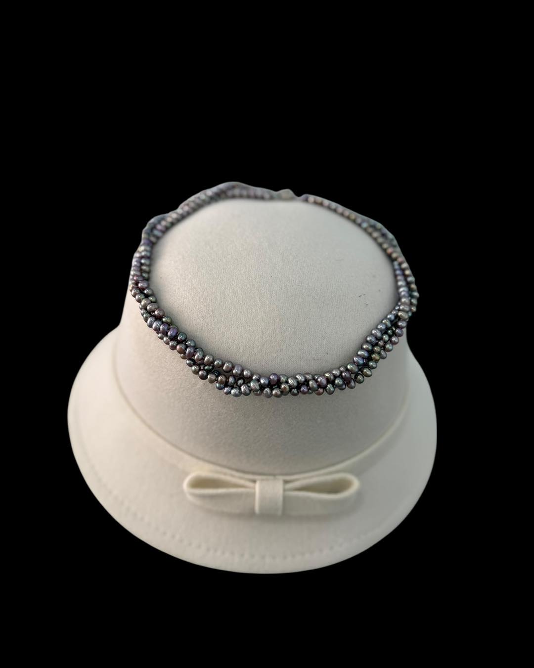 VƯƠNG GIẢ QUÝ PHÁI VỚI KIỂU CHUỖI NGỌC TRAI ĐA TẦNG MÀU TÍM XANH LÁ 