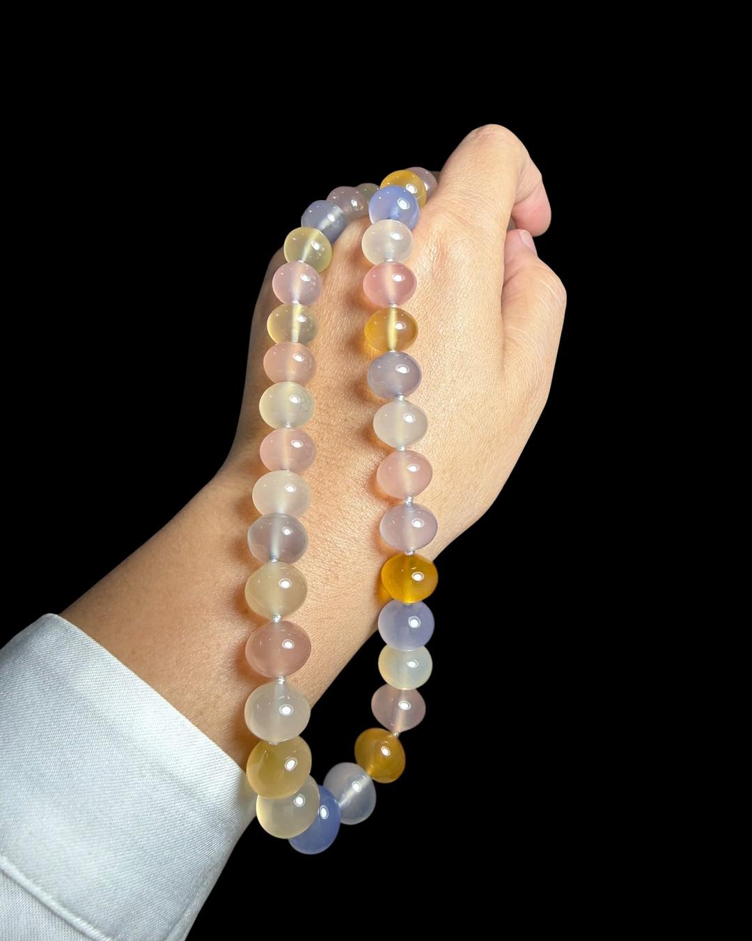 Vẻ Đẹp Độc Bản: Chuỗi Chalcedony Đa Sắc Phối Mặt Cẩm Thạch Tím